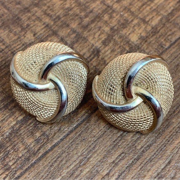 Vintage Crown Trifari Gold Tone Round Swirl Clip-On Earrings - Picture 5 of 5